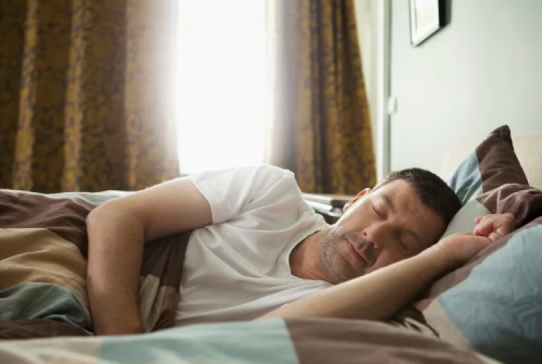 Según expertos de Harvard, dormir más durante el fin de semana podría ayudar a recuperar el sueño perdido
