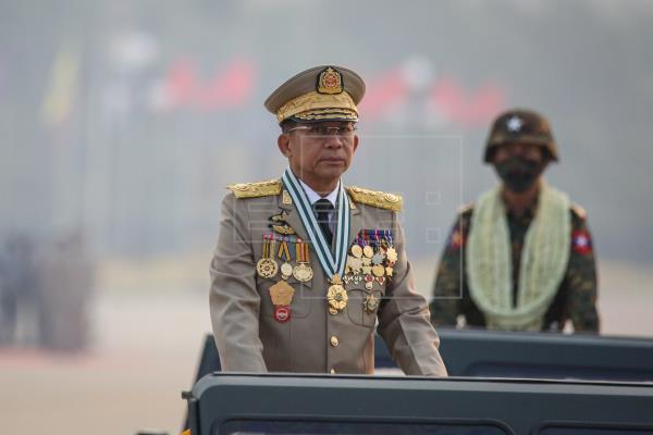 General Min Aung Hlaing (i). EFE/EPA/STRINGER/Archivo