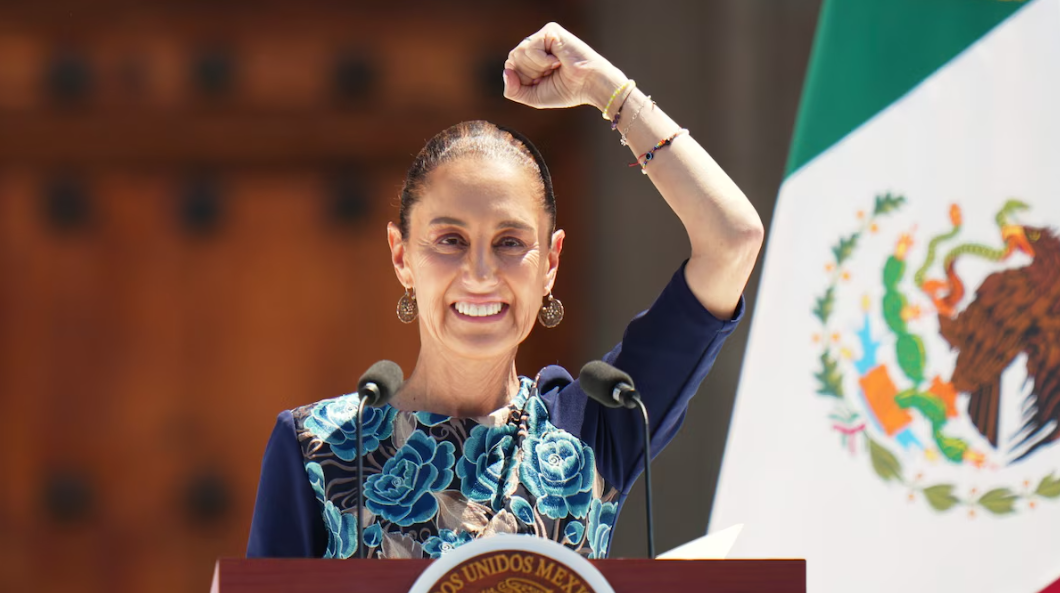 La presidenta Claudia Sheinbaum se dirige a sus partidarios en un mitin que convocó para celebrar la decisión del presidente estadounidense Donald Trump de posponer los aranceles (Foto AP/Eduardo Verdugo)