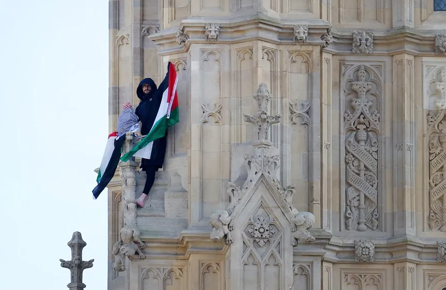 Un manifestante pro palestino ondea una bandera palestina en lo alto de la Torre Elizabeth en Londres, Gran Bretaña, 08 de marzo de 2025. EFE/EPA/Andy Rain