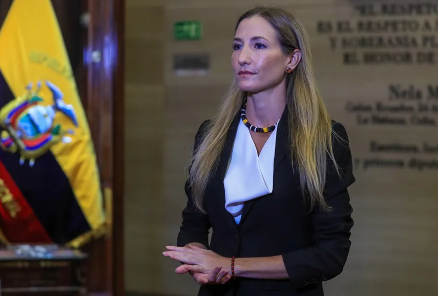Gabriela Goldbaum, exesposa del presidente de Ecuador, Daniel Noboa, habla con los medios de comunicación este martes, en Quito (Ecuador). EFE/ José Jácome