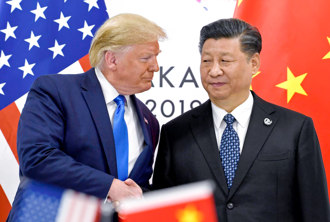 ARCHIVO - El presidente de Estados Unidos, Donald Trump, a la izquierda, estrecha la mano del presidente de China, Xi Jinping, durante una reunión en un aparte de la cumbre del G20 en Osaka, Japón, el 29 de junio de 2019 (AP Foto/Susan Walsh, Archivo)